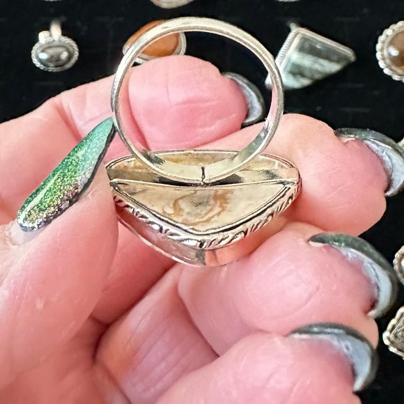 Is natural, banded, agate, teardrop, pear silver overlay stamped 925 size 8.5 - Picture 6 of 10